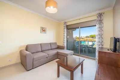 Image de Appartement T1 Vue Jardin – 3 1er étage avec piscine partagée, Wi-Fi et climatisation