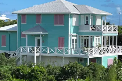 Image de House on Sea of Abaco with dock. \n3 bed with extra bunk room below. \nSleeps 6-8.