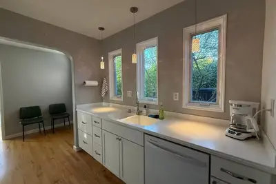 Image de Super Cute 3-bedroom house with beautiful primary bathroom close to Enloe