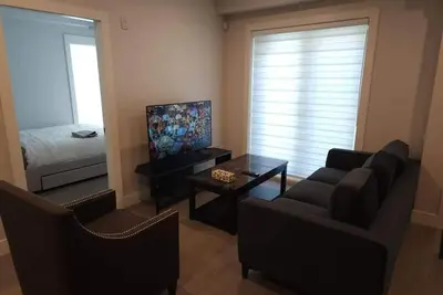 Image de Contemporary Comfort: 2-Bedroom Condo near Ubc