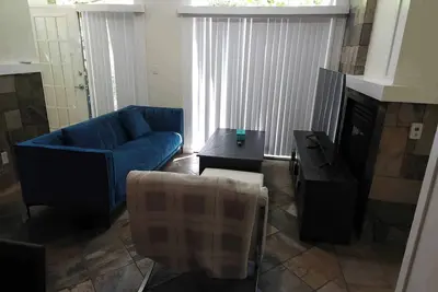 Image de Elegance: 2-Bedroom Townhouse in Central Vancouver