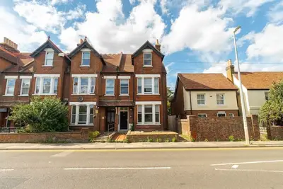 Image de Modern 7-Bed Home | Perfect for Work & Leisure