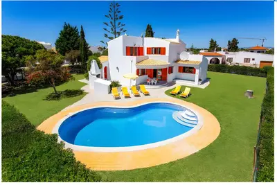 Image de Villa Eduardo avec piscine privée à proximité de la plage