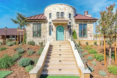Image de European-Inspired Luxury Napa Valley One-Bedroom Cottage With Vineyard Views.