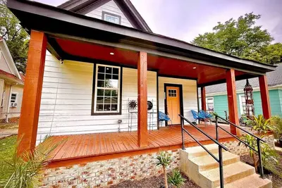 Image de Sleeps 14 | Fenced Yard | Downtown