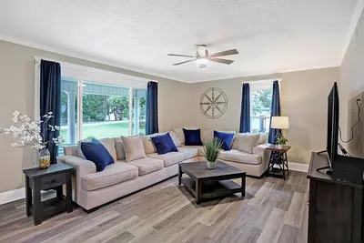 Image de 10 min. to Grand Park! Sleeps 10. Updated 4 Bdr 2 Full Ba. Fenced Yard. Pets Yes!