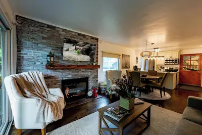 Image de Creek-side 2-bed/2-bath newly renovated apartment in Vail