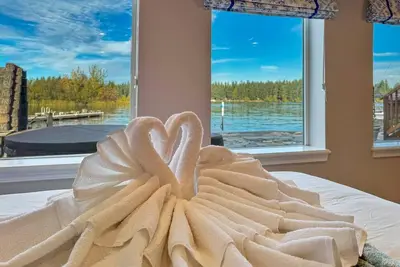 Image de Lakeside Studio Getaway | Hot Tub & Dock Access