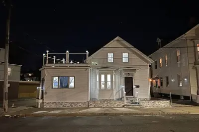 Image de Fully Furnished 2-Bed, 2-Bath unit with stylish finishes.