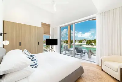 Image de Turks Villa | Oceanfront Perfection w/ Private Pool & Relaxing Spa