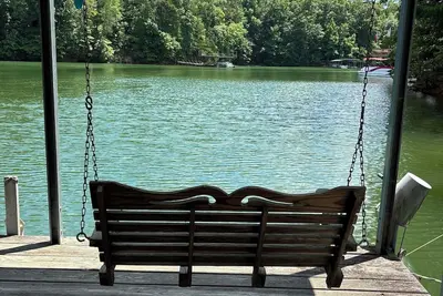 Image de Charming lakefront home on Lake Lanier