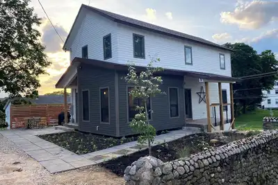 Clean, Modern Westerly Stay – 3 Baths, Sleeps 8