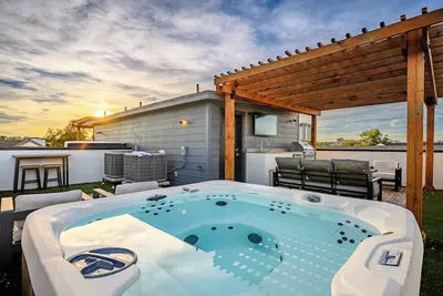 Image de Luxurious 3br~HotTub~Skyline Views~Old East Dallas