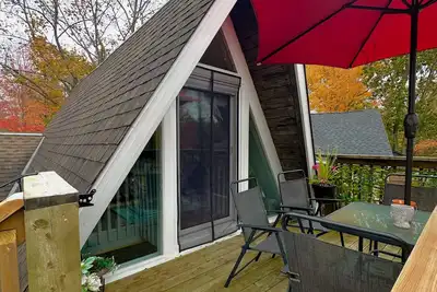 Image de Cozy Riverfront A-Frame. Paddle from the Backyard or Walk in mins to Lake Huron