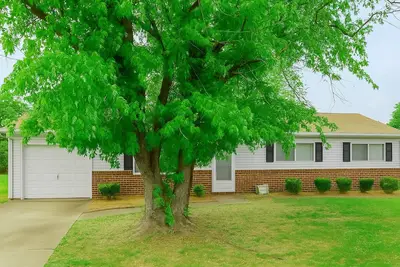 Image de 3-bedroom house in  Chesapeake with workspace, ready-to-cook kitchen, and yard