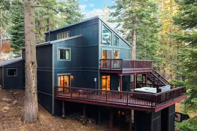 Image de Hot Tub, Sauna & Forest Views in Tahoe Donner | Cedar Summit by Avantstay
