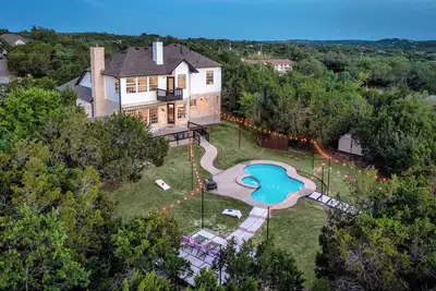 Image de Austin Luxe Retreat: Pool | Spa | Game Room | Fire Pit