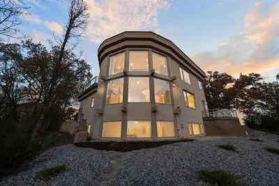 Image de Waterfront Retreat • Private Beach • Dock • Views