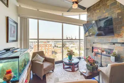 Image de 3 Mi to Dtwn Cleveland: Condo w/ Lake Erie Views!