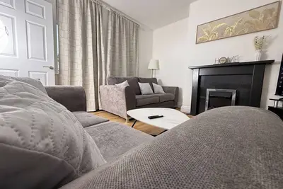 Image de Calme urbain – Spacieuse maison de 3 chambres avec parking gratuit