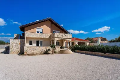 Image de Villa familiale avec piscine près du parc de Krka