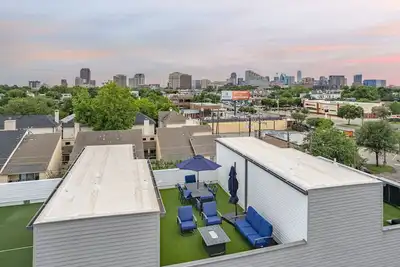 Image de Chic Oaklawn / Dallas Rooftop View / Bbq / Firepit