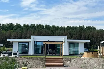 Image de Luxurious 8-person villa with a hot tub, spacious waterfront garden, direct access to the swimming pool and nature – perfect for relaxing days outdoors.