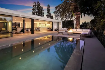 Image de Sophisticated mid-century single-story Contemporary with a secure garden courtyard