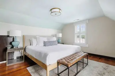 Image de Chic Downtown 2bd Retreat with Parking