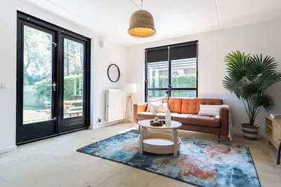 Image de Enjoy a relaxing lakeside stay with modern comforts, scenic views, and plenty of charm — ideal for families or couples seeking peace and nature.