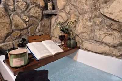 Image de Cozy Farm Cabin, Rustic Charm/ Modern Luxury/ 5min to Bull Shoals Lake /Hot Tub