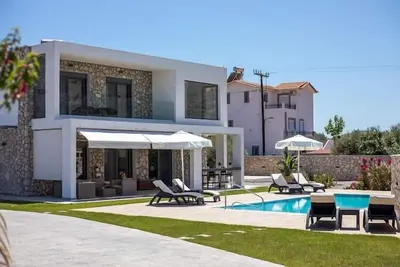 Image de Villa luxueuse avec piscine privée.