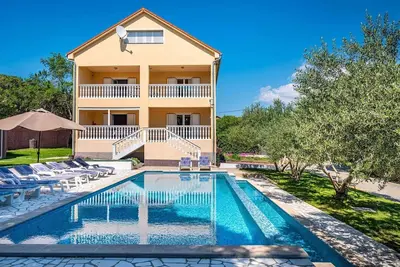 Image de Villa avec piscine à débordement à Kakma