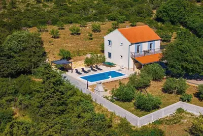 Image de Villa avec piscine dans le village paisible, Tinj