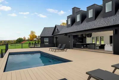 Image de Luxury 5 Bed Black Farmhouse Retreat in Skaneateles — Spacious & Stylish Getaway