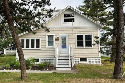 Image de Charming 3-bedroom cottage in beautiful Camp Ellis, Saco, Maine.