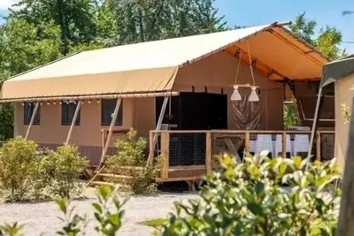 Image de Glamping Lodge Premium River 38m² - 3 chambres - Tv - clim - terrasse couverte - vue rivière - 6 personnes