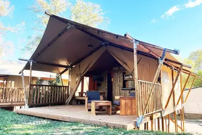 Image de Glamping Lodge Premium River 27m² - 2 chambres - Tv - clim - terrasse couverte - vue rivière - 4 personnes