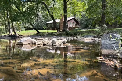 Image de Cove Creek Lodge on 23 acres