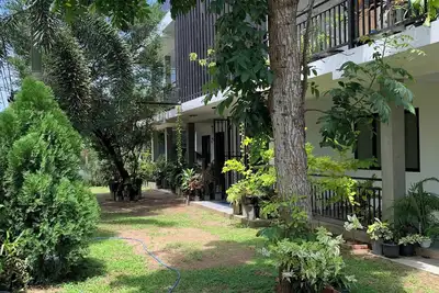 Image de Modern 2-Bedroom Apartment in a Secure Gated Residence surrounded by trees.