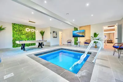Image de #1 Indoor Heated Pool Celebrity Karaoke Dance Floor Hot Tub Game Rooms Glamping