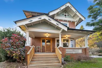 Image de Voted best neighborhood! 3 bedroom house with hot tub, steps from everything