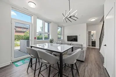 Image de Modern 3-Bedroom Duplex Suite • Complimentary Parking