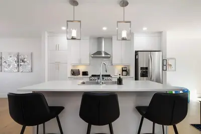 Image de Well Appointed Modern Townhouse Located Close To Yqm Airport and All Amenities. .