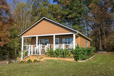 Image de 3-bedroom spacious cabin with game room, fishing pond, and Starlink.