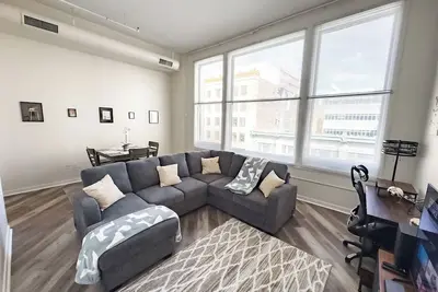 Image de Indy Apt, Skywalk Access, Gym & Private Parking