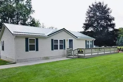 Lake Escape Cottage | Lake Access w/ Fire Pit!