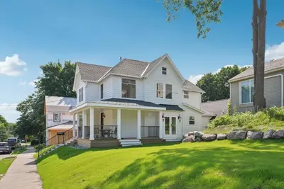 Image de 4bd/3. 5 ba smart remodeled house in historic Stillwater with entertainment space