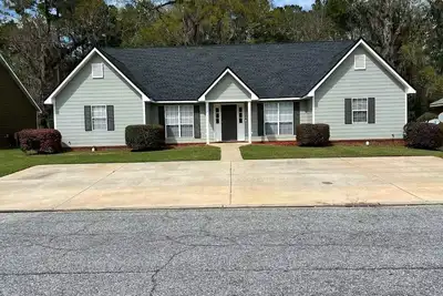 Image de centrally located 3 bed 2 bath