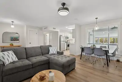 Image de Bright & Modern 2br/1ba – Sun City Escape